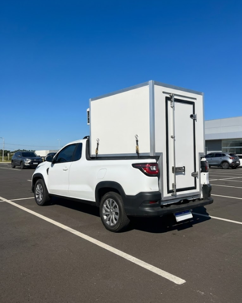 Fiat Strada com caixa refrigerada personalizada, projeto do Mago do Frio